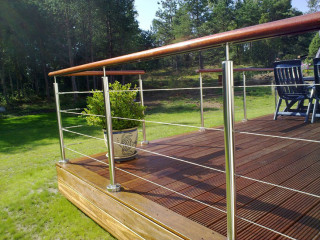 balustrada din lemn si inox exterior